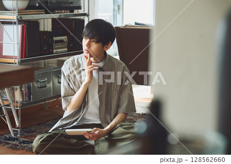 部屋で思案する男性 部屋で思案する男性 128562660