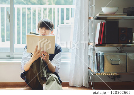 窓辺で読書する男性 窓辺で読書する男性 128562663