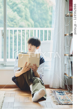 窓辺で読書する男性 窓辺で読書する男性 128562666
