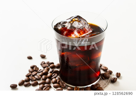 アイスコーヒーとコーヒー豆 アイスコーヒーとコーヒー豆 128562690