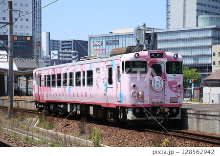 【JR西日本】キハ40形2000番台 快速「SAKU美SAKU楽」（津山線：岡山駅） 128562942