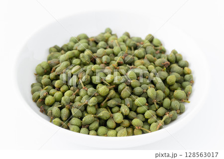 白背景にお皿に入った山椒の実(実山椒) 白背景にお皿に入った山椒の実(実山椒) 128563017