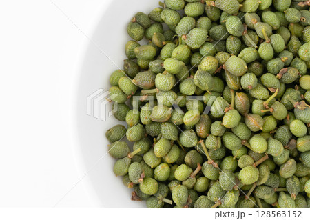 お皿に入った山椒の実(実山椒)のクローズアップ お皿に入った山椒の実(実山椒)のクローズアップ 128563152