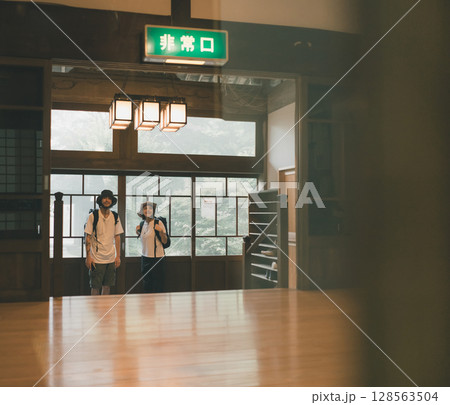 inbound tourist 128563504