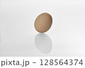 白い背景の赤玉卵 128564374