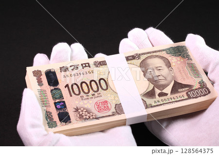 白手袋で札束を持つ 白手袋で札束を持つ 128564375