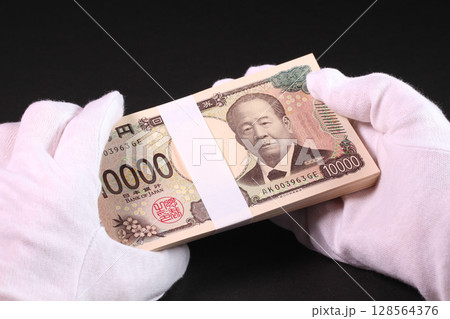 白手袋で札束を持つ 白手袋で札束を持つ 128564376