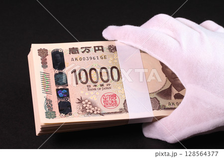白手袋で札束を持つ 128564377
