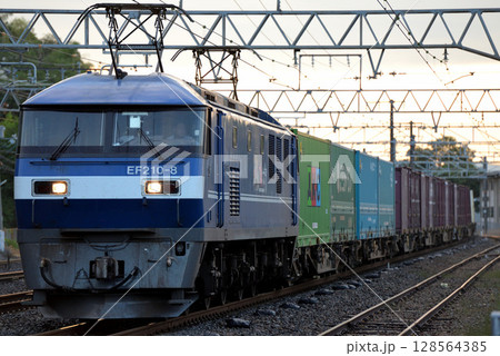 東海道本線を走るEF210-8コンテナ貨物列車 128564385