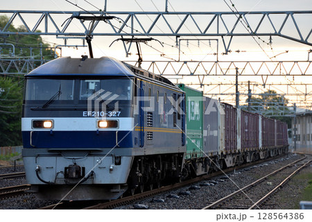 東海道本線を走るEF210-327コンテナ貨物列車 128564386