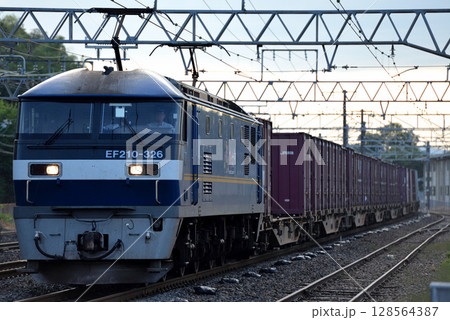 東海道本線を走るEF210-326コンテナ貨物列車 128564387