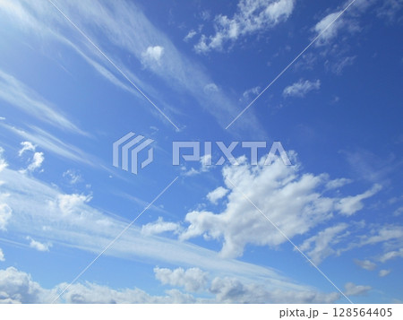 青空を流れていく白い雲 128564405
