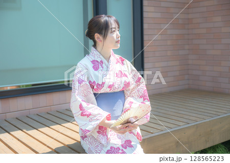 扇子と浴衣の女性 128565223
