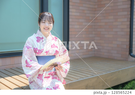 浴衣と扇子の女性 浴衣と扇子の女性 128565224