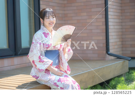 扇子と浴衣の女性 128565225