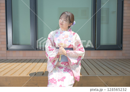 笑顔の浴衣女性 笑顔の浴衣女性 128565232