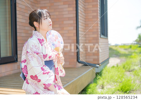 見上げる浴衣女性 128565234