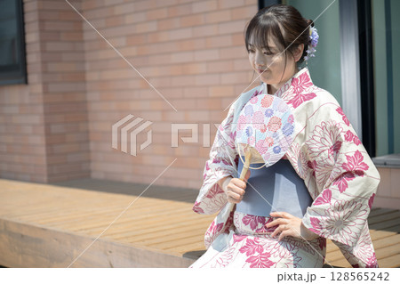 考える浴衣の女性 128565242