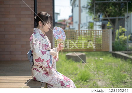 涼む浴衣女性 128565245