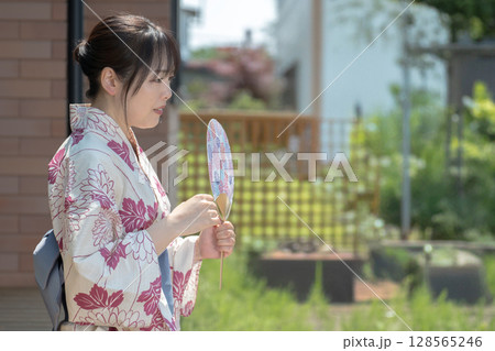 辛そうな浴衣女性 辛そうな浴衣女性 128565246