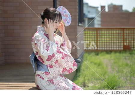 悩む浴衣女性 悩む浴衣女性 128565247
