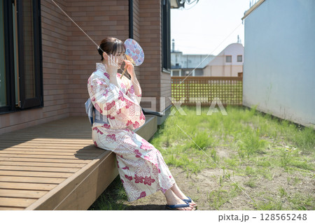 不安そうな浴衣女性 128565248