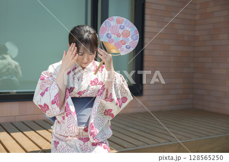 耐える浴衣女性 128565250