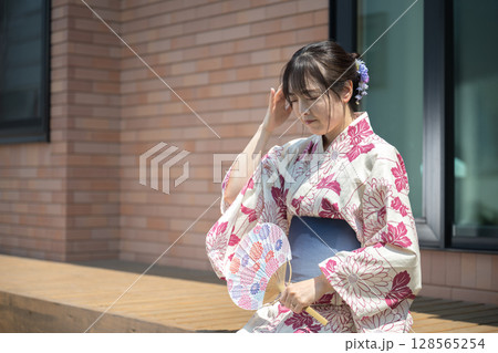 暗い表情の浴衣女性 128565254