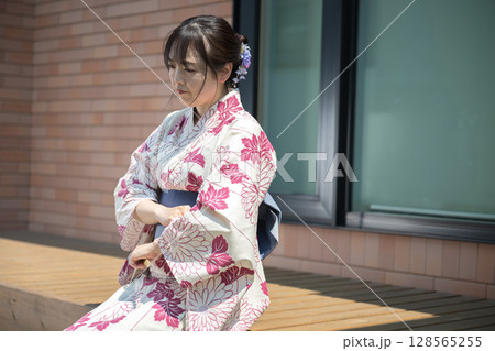 考える和服女性 128565255