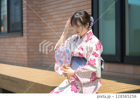 頭を抱える浴衣女性 頭を抱える浴衣女性 128565256