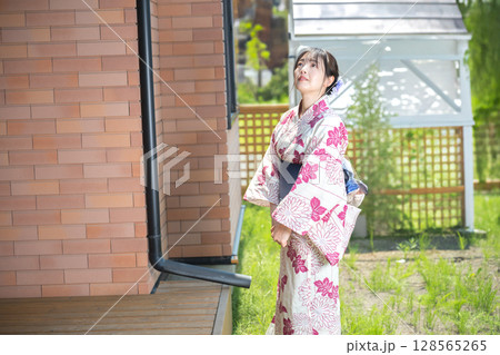 浴衣と見上げる女性 浴衣と見上げる女性 128565265