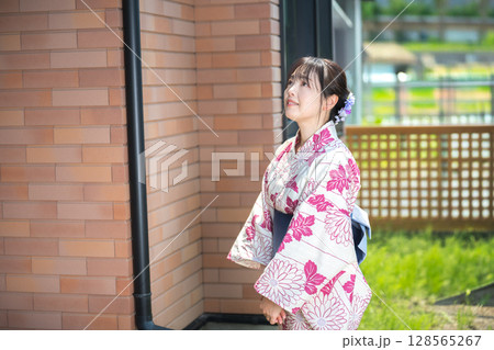 笑顔の浴衣女性 128565267