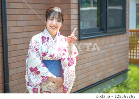 指差す浴衣女性 指差す浴衣女性 128565268