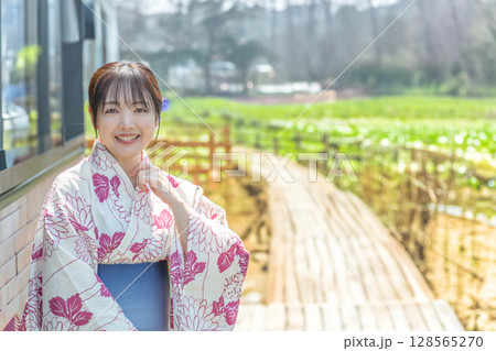 公園と浴衣の女性 公園と浴衣の女性 128565270