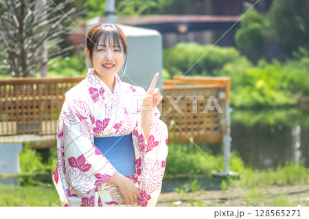 笑顔の浴衣女性 笑顔の浴衣女性 128565271