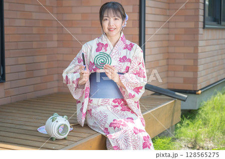 蚊取り線香と浴衣女性 128565275