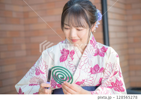 蚊取り線香と浴衣女性 128565278