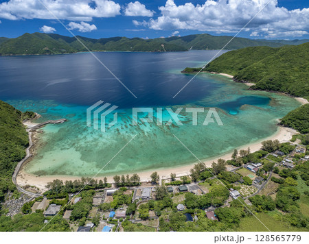 加計呂麻島 実久集落と実久ブルー 128565779