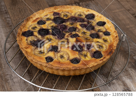 焼きあがったフルーツタルト 焼きあがったフルーツタルト 128565788