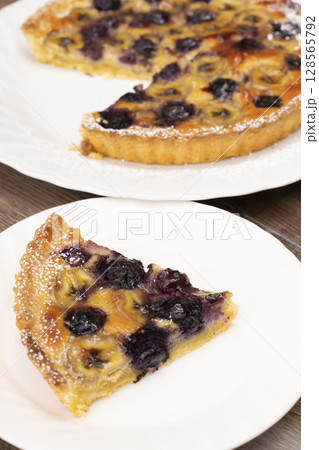 焼きあがったフルーツタルト 128565792