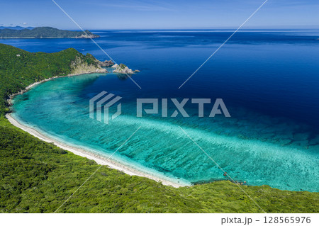 加計呂麻島 花富峠/タカテルポイントからの美しい広大なリーフ 128565976