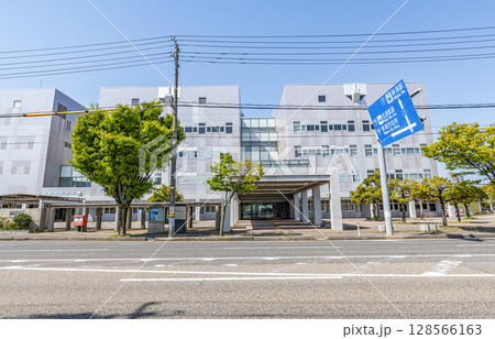 新潟県新潟市　多目的施設の新潟ユニゾンプラザ 128566163