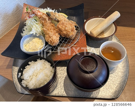 とんかつ しゃぶしゃぶ 3びきのこぶた 夏のミックスフライ定食 とんかつ しゃぶしゃぶ 3びきのこぶた 夏のミックスフライ定食 128566646