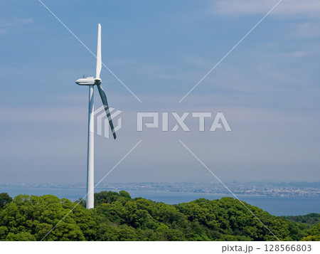 海を臨む丘の上の風力発電風車 128566803