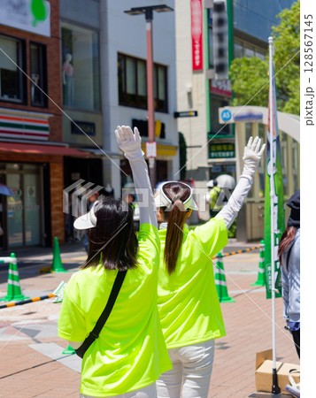 選挙運動でビラを配る運動員の女性 128567145