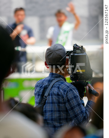 選挙運動の街頭演説を取材するテレビカメラ 128567147