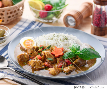 湯気立つバジル香るチキンカレーと彩りごはんの食卓 （ バジルチキンカレー ） 128567167