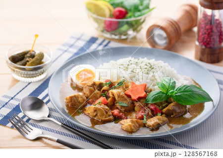 湯気立つバジル香るチキンカレーと彩りごはんの食卓 ( バジルチキンカレー ) 湯気立つバジル香るチキンカレーと彩りごはんの食卓 ( バジルチキンカレー ) 128567168