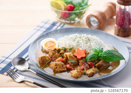 湯気立つバジル香るチキンカレーと彩りごはんの食卓 （ バジルチキンカレー ） 128567170
