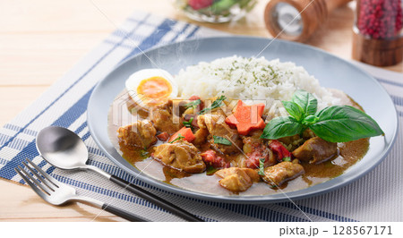 湯気立つバジル香るチキンカレーと彩りごはんの食卓 （ バジルチキンカレー ） 128567171